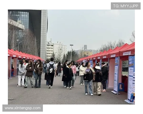 武汉江汉大学迎战大连球队全力以赴争取胜利的精彩对决